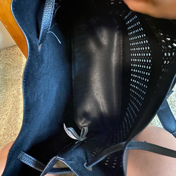 👀 4/$10 Black laser cut geometric design faux leather tote - Picture 5 of 10